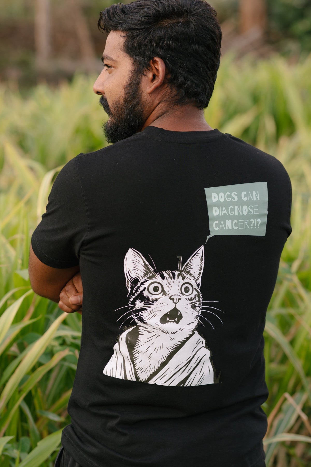Dogs Sniff Cancer tee in black with cat back print