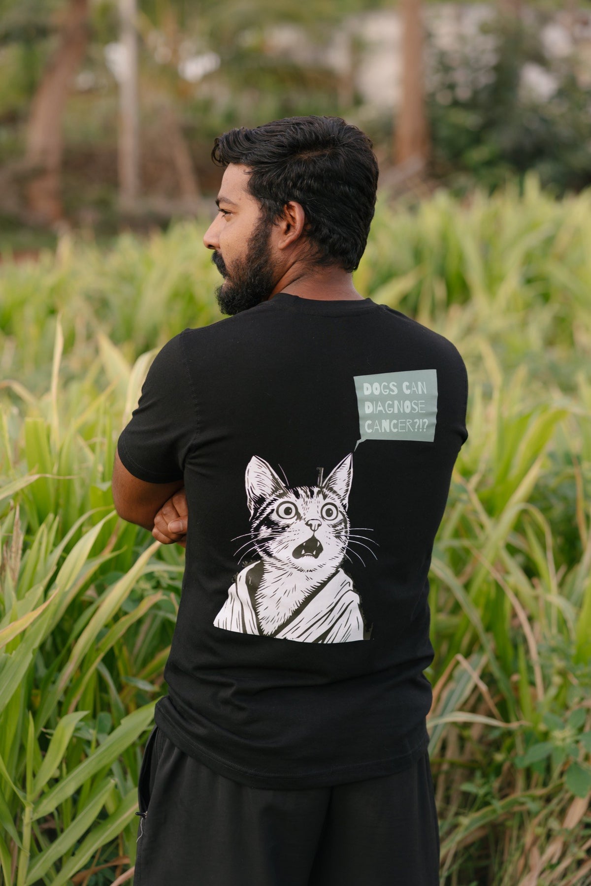 Dogs Sniff Cancer tee in black with cat back print